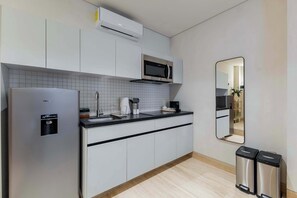 Een koelkast, een magnetron, een kookplaat