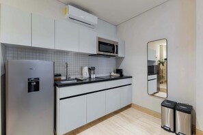 ثلاجة، ميكروويف، موقد طهي مسطح، ماكينة لصنع القهوة/الشاي