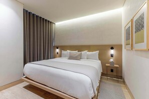 1 habitación, escritorio, tabla de planchar con plancha y cuna de viaje 