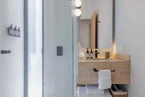 Dusche, Haartrockner, Handtücher, Shampoo