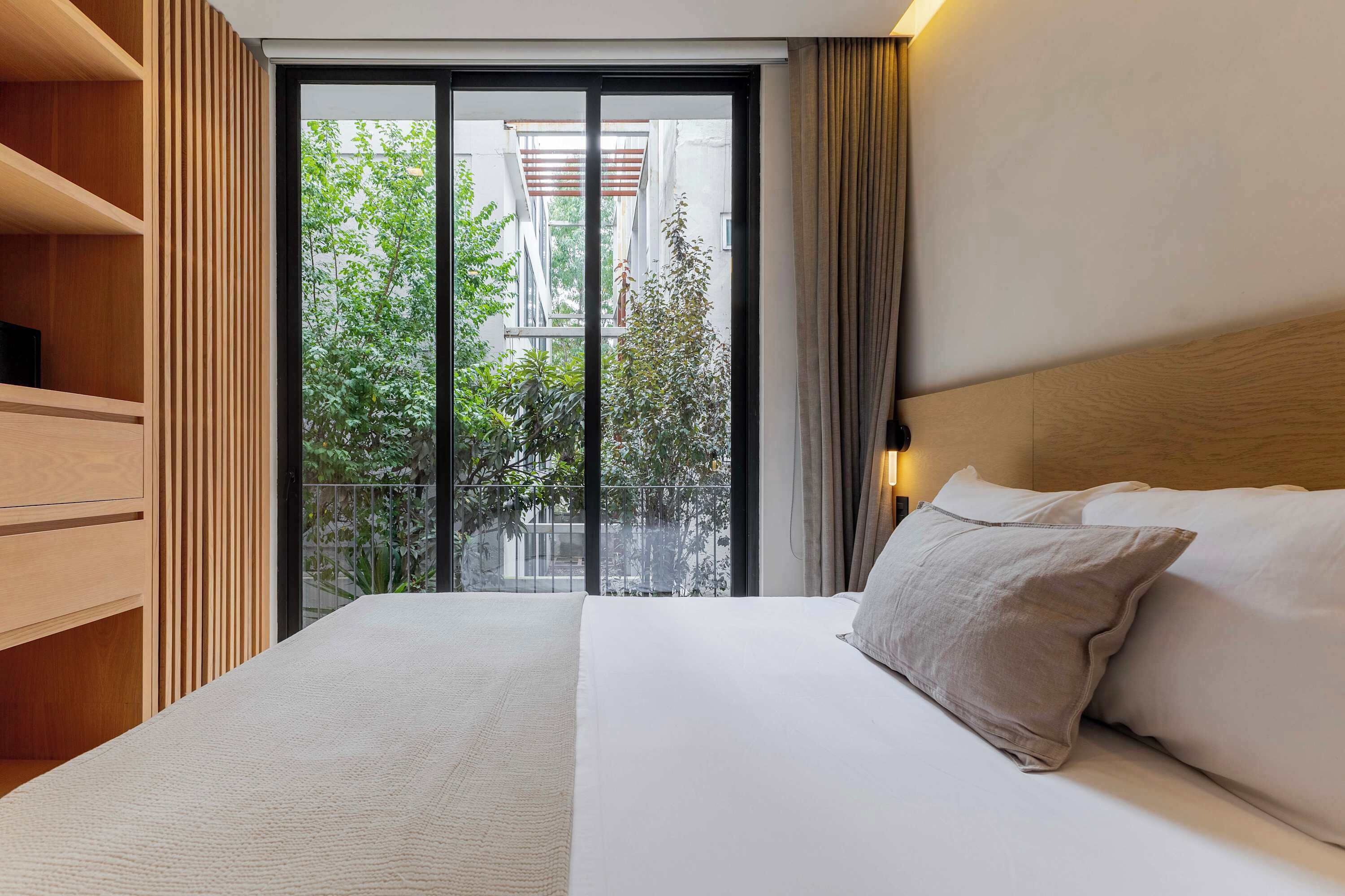 1 camera, una cassaforte in camera, una scrivania, ferro/asse da stiro