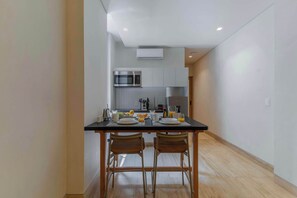 Kühlschrank, Mikrowelle, Herdplatte, Wasserkocher mit Kaffee-/Teezubehör