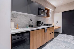 Réfrigérateur, micro-ondes, plaque de cuisson, cafetière/bouilloire