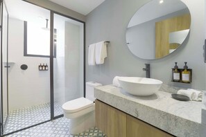 Shower, hair dryer, towels, shampoo - Capitalia | Comfort Patio Suite and Endless Air (Ciudad de México)