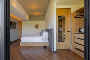 1 dormitori, caixa forta a l'habitació i escriptori