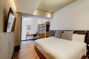 2 bedrooms, in-room safe, desk, iron/ironing board