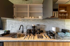 Réfrigérateur, micro-ondes, four, plaque de cuisson