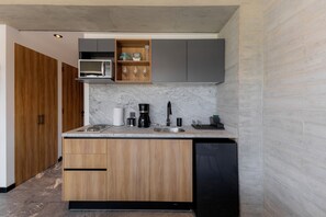 Réfrigérateur, micro-ondes, plaque de cuisson, cafetiÚre/bouilloire