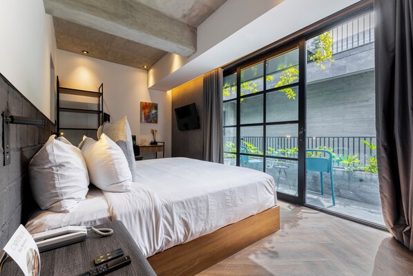 1 camera, una cassaforte in camera, una scrivania, ferro/asse da stiro