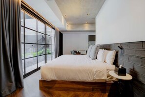 1 室のベッドルーム、セーフティボックス (室内)、デスク、アイロン / アイロン台