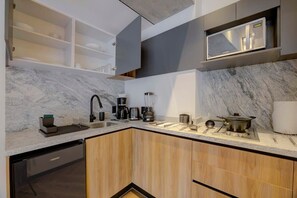 冷蔵庫、電子レンジ、コンロ、コーヒー / ティーメーカー