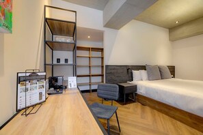 1 habitación, escritorio, tabla de planchar con plancha y cuna de viaje 