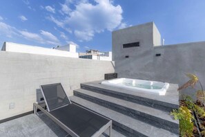 Outdoor spa tub