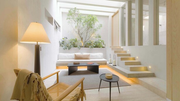A modern interior with a sofa, a coffee table, a lamp, a chair, and a staircase. - Capitalia | Breezy A/C & Blazing-Fast Wi-Fi (Ciudad de México)