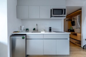 Eine moderne Küche mit eingebautem Geschirrspüler, einer Mikrowelle und einem Spülbecken.