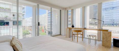 1 habitación, caja de seguridad en la habitación y escritorio