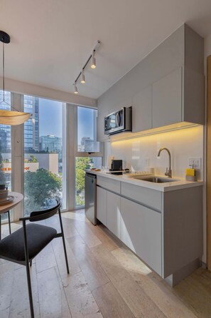 Geladeira, micro-ondas, cooktop, cafeteira/chaleira