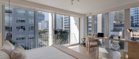 1 soverom, skrivebord, strykejern/-brett og reiseseng for barn