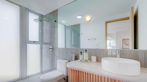 Een douche, een haardroger, handdoeken, shampoo
