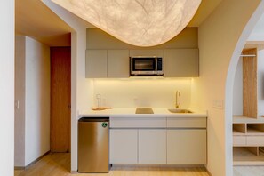 Réfrigérateur, micro-ondes, plaque de cuisson, cafetière/bouilloire