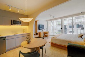 1 quarto, cofres nos quartos, escrivaninha