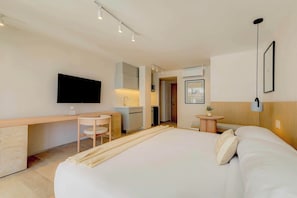 1 slaapkamer, een bureau, een strijkplank/strijkijzer, reisbedje