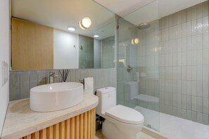 Shower, hair dryer, towels, soap - Polanco Luxe: steps from Antara and Soumaya (Ciudad de México)