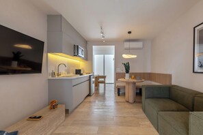 Eine moderne Wohnung mit Küche, Essbereich und Wohnraum.
