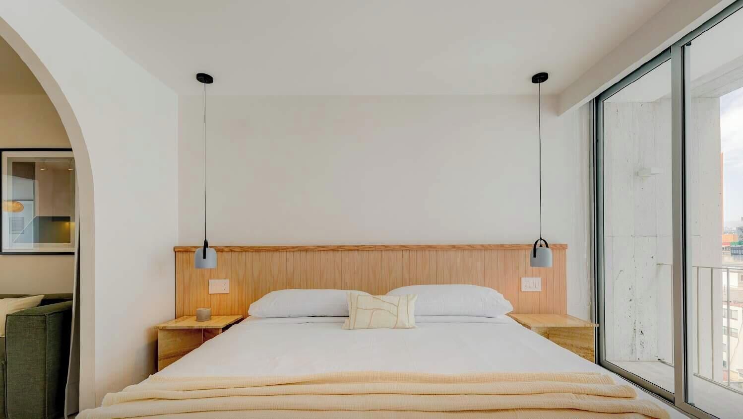 1 slaapkamer, een kluis op de kamer, een bureau