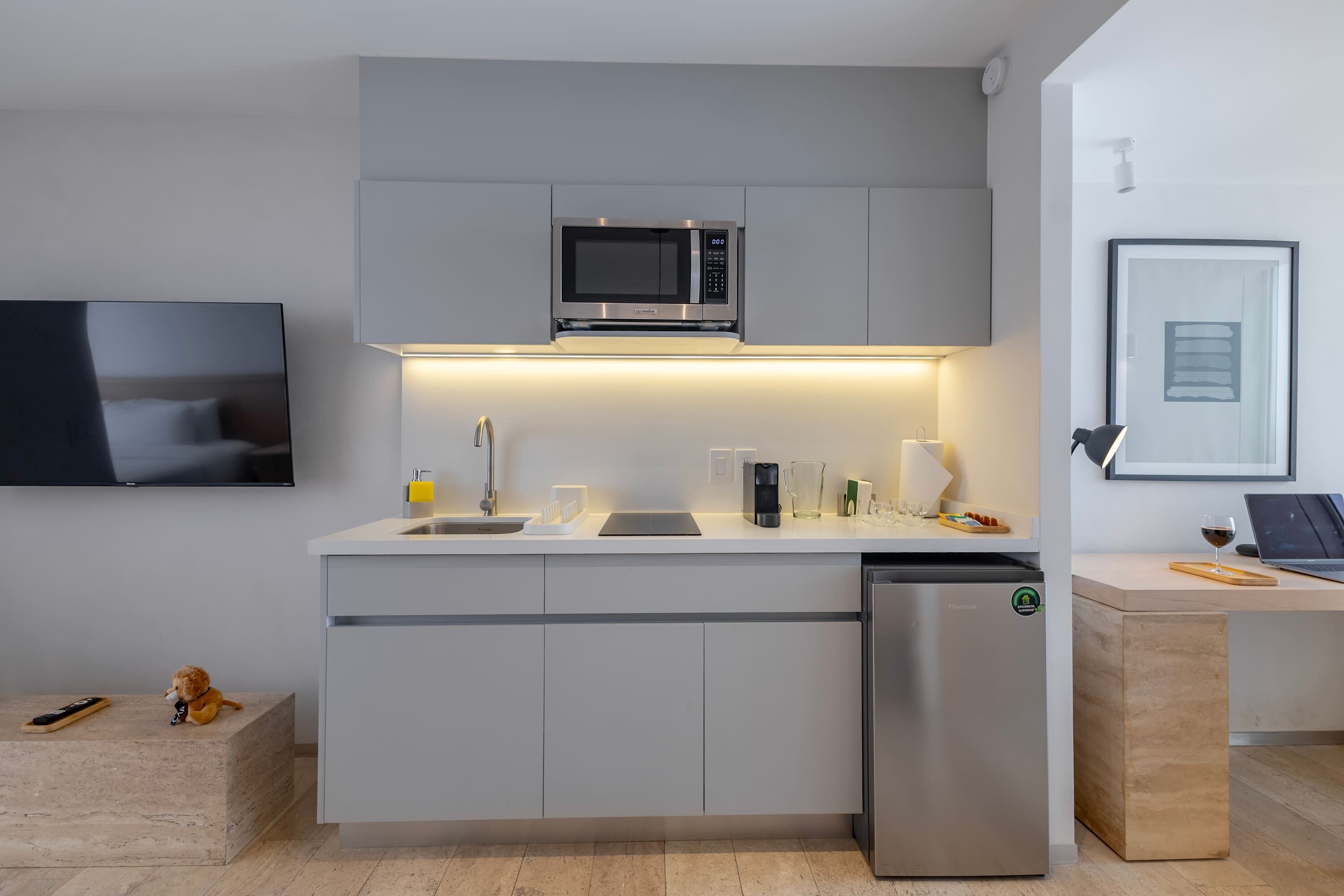 Eine moderne Küche mit Einbau-Mikrowelle, Spüle und Geschirrspüler.