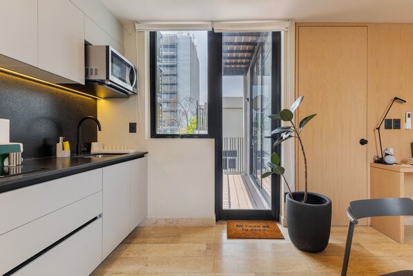 Geladeira, micro-ondas, cooktop, cafeteira/chaleira