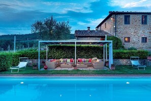 Pool - Villa Saffo: A charming three-story villa surrounded by meadows and by green hills, with Free WI-FI. (Bucine)