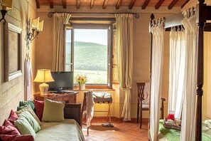 9 bedrooms, free WiFi, bed sheets - Villa Saffo: A charming three-story villa surrounded by meadows and by green hills, with Free WI-FI. (Bucine)