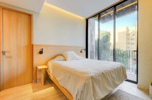 1 quarto, escrivaninha, ferros/tábuas de passar roupa, berço de viagem