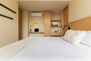 1 habitación, escritorio, tabla de planchar con plancha y cuna de viaje 