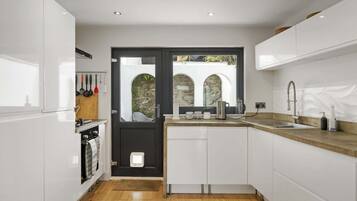 Coffee/tea maker, fridge, microwave, oven