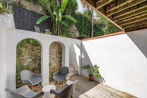 A patio with three grey chairs, a small round table, and a potted plant. - Modern Townhouse in Central Falmouth, Nr Seafront! (Cornwall)