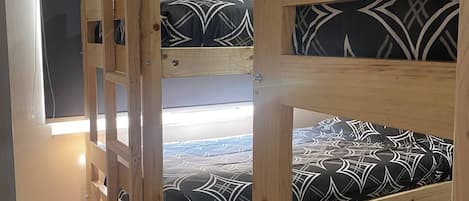 3 chambres, fer et planche à repasser, draps fournis