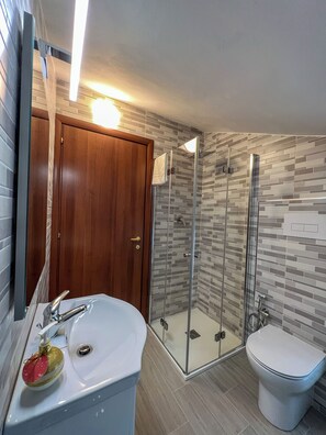 Family Apartment, Garden View SX | Bathroom shower - beb dragonara (Torremaggiore)