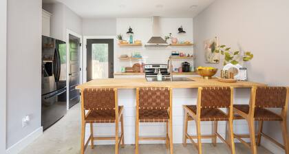 HowdyHouse: Designer Townhouse in Historic FOODIE Bryan Minutes to Kyle Field