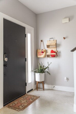 Interior - HowdyHouse: Designer Townhouse in Historic FOODIE  Bryan Minutes to Kyle Field (Bryan)