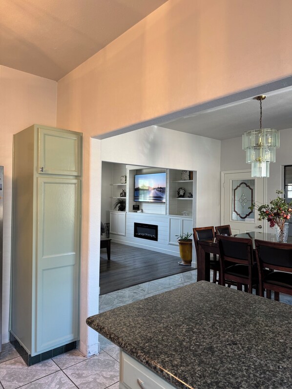 Dining - Located near wineries, tulip festival, outlets, Bauman’s Fram & state parks! (Mount Angel)