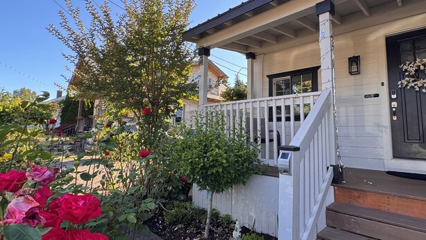 A residential house with a porch, steps, and a small garden with red flowers. - Located near wineries, tulip festival, outlets, Bauman’s Fram & state parks! (Mount Angel)