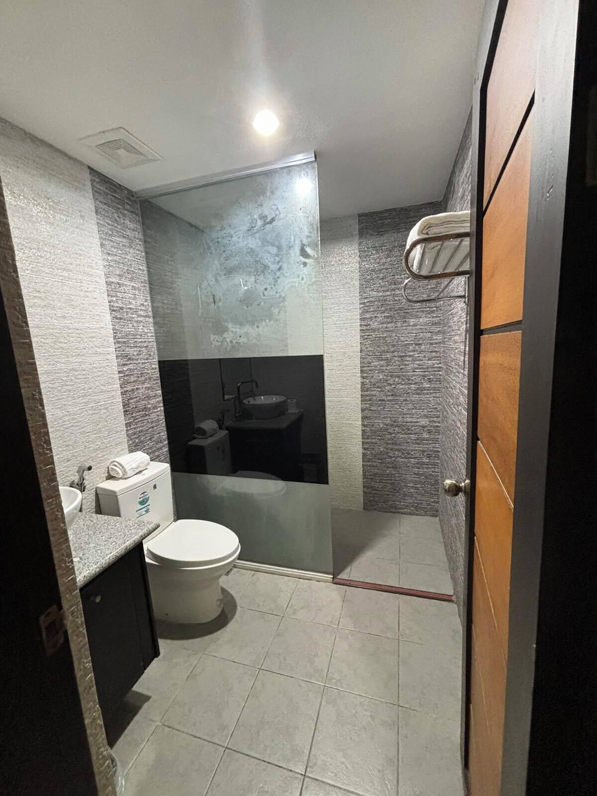 Un baño pequeño con inodoro, lavabo y espejo.