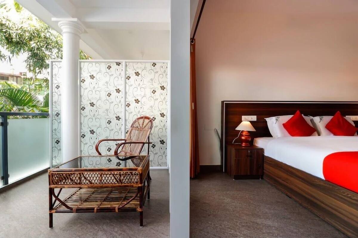 Premium bedding, down comforters, in-room safe, WiFi (free)