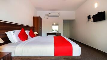 Habitación clásica doble, balcón, vistas al jardín | Ropa de cama de alta calidad, edredones de plumas, caja fuerte