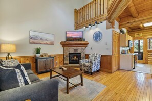 Premium Cabin, 2 Bedrooms, Hot Tub, Golf View | Living room