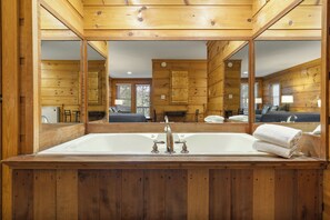 Premium Cabin, 2 Bedrooms, Hot Tub, Golf View | Bathroom | Free toiletries, hair dryer, towels, soap - Golfing Dreams (Pigeon Forge)