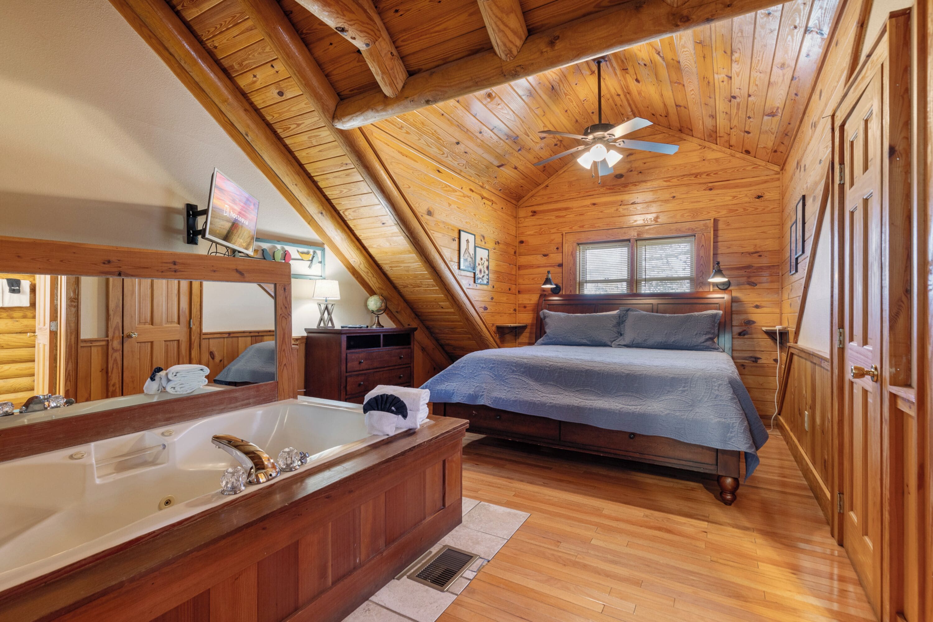 Premium-Ferienhütte, 2 Schlafzimmer, Whirlpool, Blick auf den Golfplatz | Individuell dekoriert, individuell eingerichtet, Bügeleisen/Bügelbrett