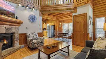 Premium huisje, 2 slaapkamers, bubbelbad, uitzicht op golfbaan | Woonkamer | Een 50-inch smart-tv met digitale zenders en een open haard